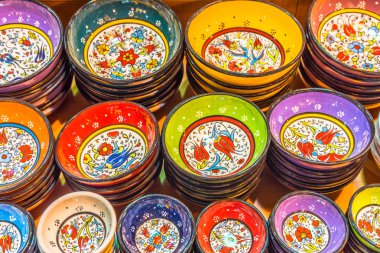 Geleneksel Türk seramik kaseler ve boyalı yerler Kapalıçarşı Istanbul, Türkiye'de satışa tabak koleksiyonu. Renkli seramik Hatıra Eşyası.