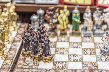 Dekoratif el yapımı pirinç, renkli metal satranç satranç figürleri, Grand İslam, Hıristiyan desenlerle süslenmiş boyalı ın Bazaarı istanbul, Türkiye