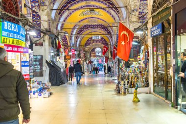 Kapalı Çarşı iç koridor gelen turist, en büyük ve en eski dünya pazarlarında kaplı. Satılık Türk öğeler çeşitli. Istanbul, 4 Şubat 201