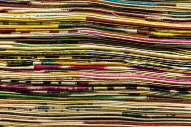 ipek, Kaşmir baş eşarp veya şal ve kumaşlar oluşan bir yığın