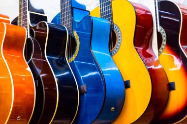  renkli ahşap gitar store showroom duvarda asılı