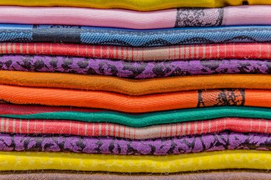 ipek, Kaşmir baş eşarp veya şal ve kumaşlar oluşan bir yığın
