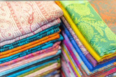 ipek, Kaşmir baş eşarp veya şal ve kumaşlar oluşan bir yığın