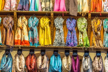 ipek, Kaşmir baş eşarp veya şal ve kumaşlar oluşan bir yığın