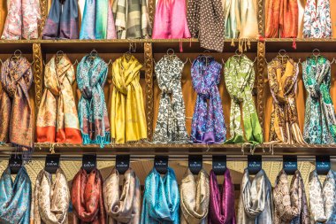 ipek, Kaşmir baş eşarp veya şal ve kumaşlar oluşan bir yığın