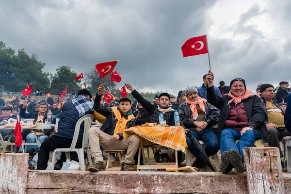 正体不明のトルコの人々 を食べるとアリーナでラクダ レスリングを見てします ラクダ レスリングはセルチュク トルコで人気の観光スポット 2017 日です — ストック写真