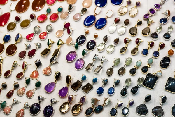 多くの異なる色や形の貴重な石やグランド バザール イスタンブール トルコの販売のためのディスプレイ上のゴールド イヤリング — ストック写真