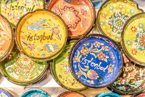 Kolekcja Ceramiki Tradycyjny Turecki Sprzedaż Krytego Bazaru Stambule Turcja Kolorowe — Zdjęcie stockowe