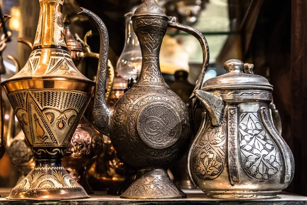 Traditionella turkiska koppar ewer souvenirer i Istanbul — Stockfoto