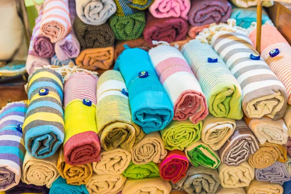 Rulle formade staplade traditionella färgglada silke, cashmere slöja eller sjalar — Stockfoto