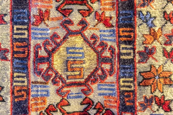 Handgjorda vävda matta och väv, vintage matta i Egypten Bazaar Turkiet — Stockfoto