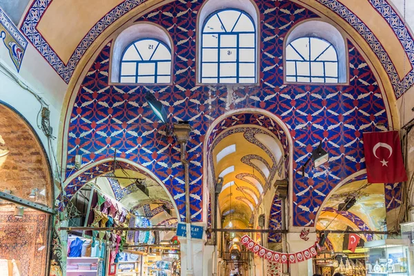 Corredor interior do Grande Bazar, um dos maiores e mais antigos mercados cobertos do mundo — Fotografia de Stock