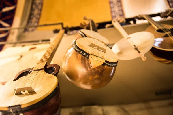 Muitos Baglama de madeira, instrumento de corda tradicional . — Fotografia de Stock