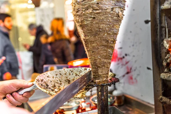 Ягненок нарезанный на гриле баранина, традиционное мясо подается в шаурма или кебаб сэндвич — стоковое фото