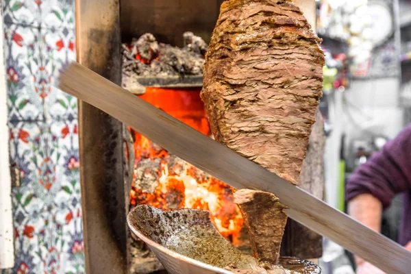 Ягненок нарезанный на гриле баранина, традиционное мясо подается в шаурма или кебаб сэндвич — стоковое фото