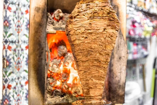 Gegrilde stokje lam schapenvlees, traditionele vlees geserveerd in een broodje shoarma of kebab — Stockfoto