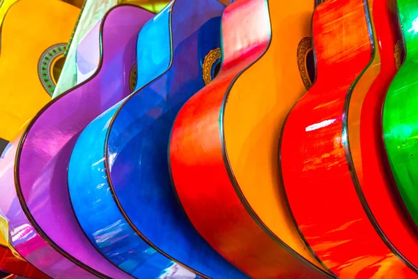 Renkli ahşap gitar store showroom duvarda asılı — Stok fotoğraf