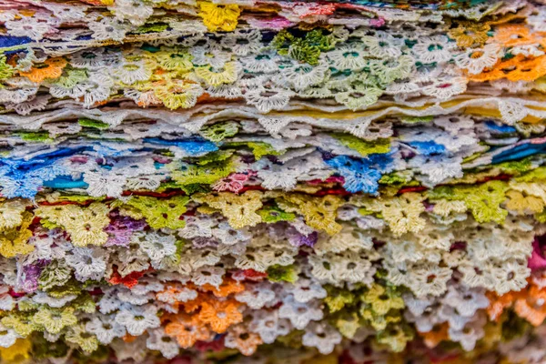 ipek, Kaşmir baş eşarp veya şal ve kumaşlar oluşan bir yığın