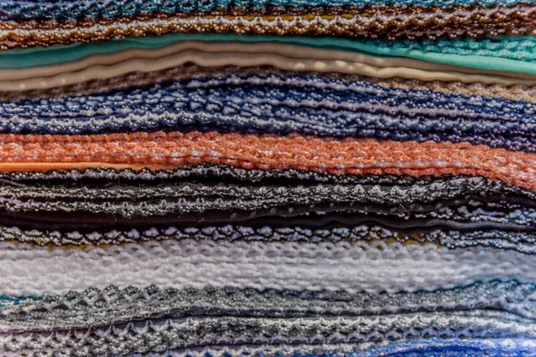 Шелк, кашемировые головные шарфы или платки и ткани, состоящие из стопки — стоковое фото