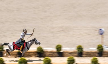 Kimliği belirsiz kişi eski Osmanlı İmparatorluğu archer asker kostümleri vuruyor at binme süre Okçuluk Yarışması'nda. Istanbul, Türkiye, 13,2017 olabilir