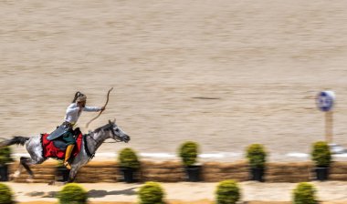 Kimliği belirsiz kişi eski Osmanlı İmparatorluğu archer asker kostümleri vuruyor at binme süre Okçuluk Yarışması'nda. Istanbul, Türkiye, 13,2017 olabilir
