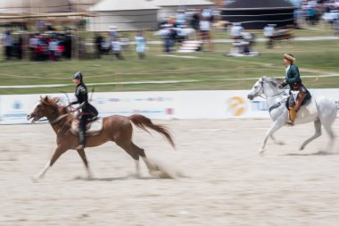 Kimliği belirsiz kişi eski Osmanlı İmparatorluğu archer asker kostümleri bir binicilik sırasında bir okçuluk yarışması'nda var. Istanbul, Türkiye, 13,2017 olabilir