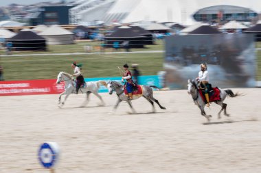 Kimliği belirsiz kişi eski Osmanlı İmparatorluğu archer asker kostümleri bir binicilik sırasında bir okçuluk yarışması'nda var. Istanbul, Türkiye, 13,2017 olabilir