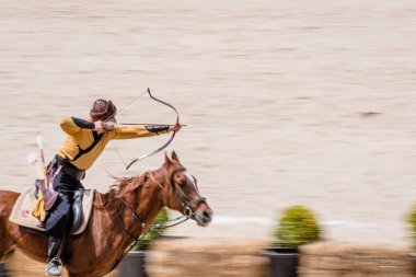 Kimliği belirsiz kişi eski Osmanlı İmparatorluğu archer asker kostümleri vuruyor at binme süre Okçuluk Yarışması'nda. Istanbul, Türkiye, 13,2017 olabilir