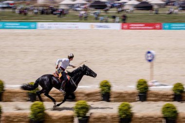Kimliği belirsiz kişi eski Osmanlı İmparatorluğu archer asker kostümleri vuruyor at binme süre Okçuluk Yarışması'nda. Istanbul, Türkiye, 13,2017 olabilir