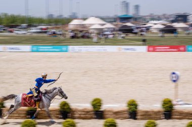 Kimliği belirsiz kişi eski Osmanlı İmparatorluğu archer asker kostümleri vuruyor at binme süre Okçuluk Yarışması'nda. Istanbul, Türkiye, 13,2017 olabilir