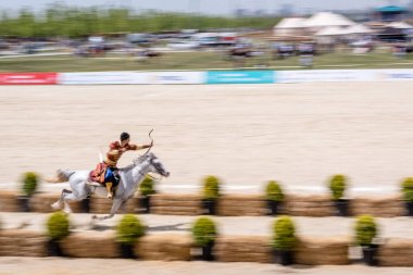 Kimliği belirsiz kişi eski Osmanlı İmparatorluğu archer asker kostümleri vuruyor at binme süre Okçuluk Yarışması'nda. Istanbul, Türkiye, 13,2017 olabilir