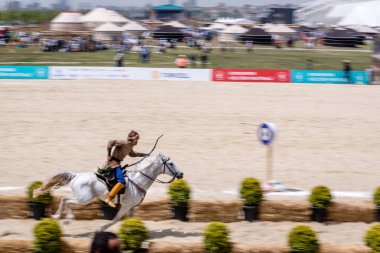 Kimliği belirsiz kişi eski Osmanlı İmparatorluğu archer asker kostümleri vuruyor at binme süre Okçuluk Yarışması'nda. Istanbul, Türkiye, 13,2017 olabilir