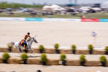 Kimliği belirsiz kişi eski Osmanlı İmparatorluğu archer asker kostümleri vuruyor at binme süre Okçuluk Yarışması'nda. Istanbul, Türkiye, 13,2017 olabilir