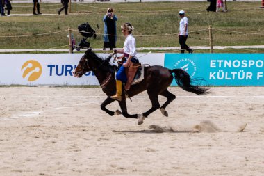 Kimliği belirsiz kişi eski Osmanlı İmparatorluğu archer asker kostümleri bir binicilik sırasında bir okçuluk yarışması'nda var. Istanbul, Türkiye, 13,2017 olabilir