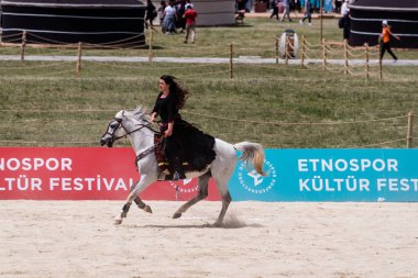 Kimliği belirsiz kişi eski Osmanlı İmparatorluğu archer asker kostümleri bir binicilik sırasında bir okçuluk yarışması'nda var. Istanbul, Türkiye, 13,2017 olabilir
