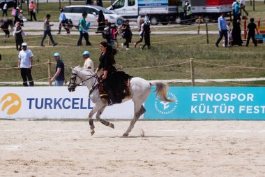 Kimliği belirsiz kişi eski Osmanlı İmparatorluğu archer asker kostümleri bir binicilik sırasında bir okçuluk yarışması'nda var. Istanbul, Türkiye, 13,2017 olabilir