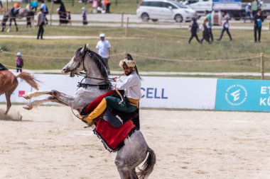 Kimliği belirsiz kişi eski Osmanlı İmparatorluğu archer asker kostümleri bir binicilik sırasında bir okçuluk yarışması'nda var. Istanbul, Türkiye, 13,2017 olabilir
