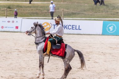 Kimliği belirsiz kişi eski Osmanlı İmparatorluğu archer asker kostümleri bir binicilik sırasında bir okçuluk yarışması'nda var. Istanbul, Türkiye, 13,2017 olabilir