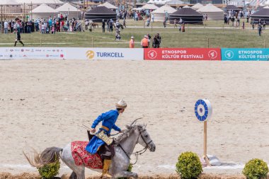 Kimliği belirsiz kişi eski Osmanlı İmparatorluğu archer asker kostümleri vuruyor at binme süre Okçuluk Yarışması'nda. Istanbul, Türkiye, 13,2017 olabilir