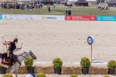 Kimliği belirsiz kişi eski Osmanlı İmparatorluğu archer asker kostümleri vuruyor at binme süre Okçuluk Yarışması'nda. Istanbul, Türkiye, 13,2017 olabilir