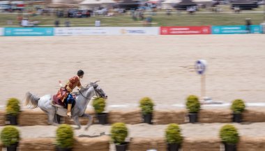 Kimliği belirsiz kişi eski Osmanlı İmparatorluğu archer asker kostümleri vuruyor at binme süre Okçuluk Yarışması'nda. Istanbul, Türkiye, 13,2017 olabilir