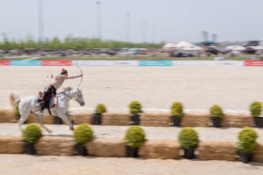 Kimliği belirsiz kişi eski Osmanlı İmparatorluğu archer asker kostümleri vuruyor at binme süre Okçuluk Yarışması'nda. Istanbul, Türkiye, 13,2017 olabilir