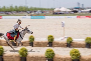 Kimliği belirsiz kişi eski Osmanlı İmparatorluğu archer asker kostümleri vuruyor at binme süre Okçuluk Yarışması'nda. Istanbul, Türkiye, 13,2017 olabilir