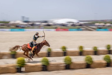 Kimliği belirsiz kişi eski Osmanlı İmparatorluğu archer asker kostümleri vuruyor at binme süre Okçuluk Yarışması'nda. Istanbul, Türkiye, 13,2017 olabilir