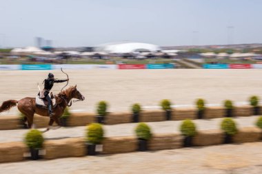 Kimliği belirsiz kişi eski Osmanlı İmparatorluğu archer asker kostümleri vuruyor at binme süre Okçuluk Yarışması'nda. Istanbul, Türkiye, 13,2017 olabilir