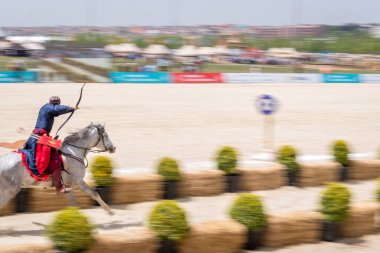 Kimliği belirsiz kişi eski Osmanlı İmparatorluğu archer asker kostümleri vuruyor at binme süre Okçuluk Yarışması'nda. Istanbul, Türkiye, 13,2017 olabilir