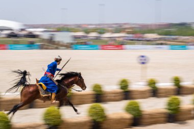 Kimliği belirsiz kişi eski Osmanlı İmparatorluğu archer asker kostümleri vuruyor at binme süre Okçuluk Yarışması'nda. Istanbul, Türkiye, 13,2017 olabilir