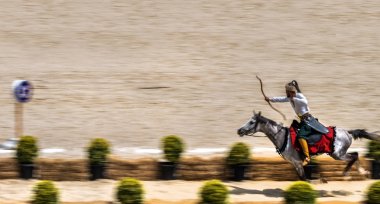 Kimliği belirsiz kişi eski Osmanlı İmparatorluğu archer asker kostümleri vuruyor at binme süre Okçuluk Yarışması'nda. Istanbul, Türkiye, 13,2017 olabilir