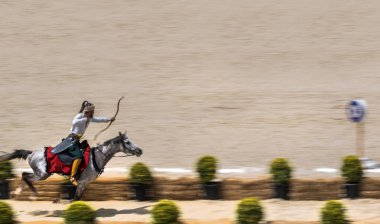Kimliği belirsiz kişi eski Osmanlı İmparatorluğu archer asker kostümleri vuruyor at binme süre Okçuluk Yarışması'nda. Istanbul, Türkiye, 13,2017 olabilir