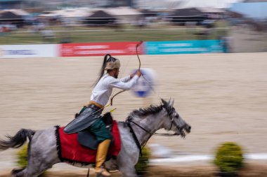 Kimliği belirsiz kişi eski Osmanlı İmparatorluğu archer asker kostümleri vuruyor at binme süre Okçuluk Yarışması'nda. Istanbul, Türkiye, 13,2017 olabilir